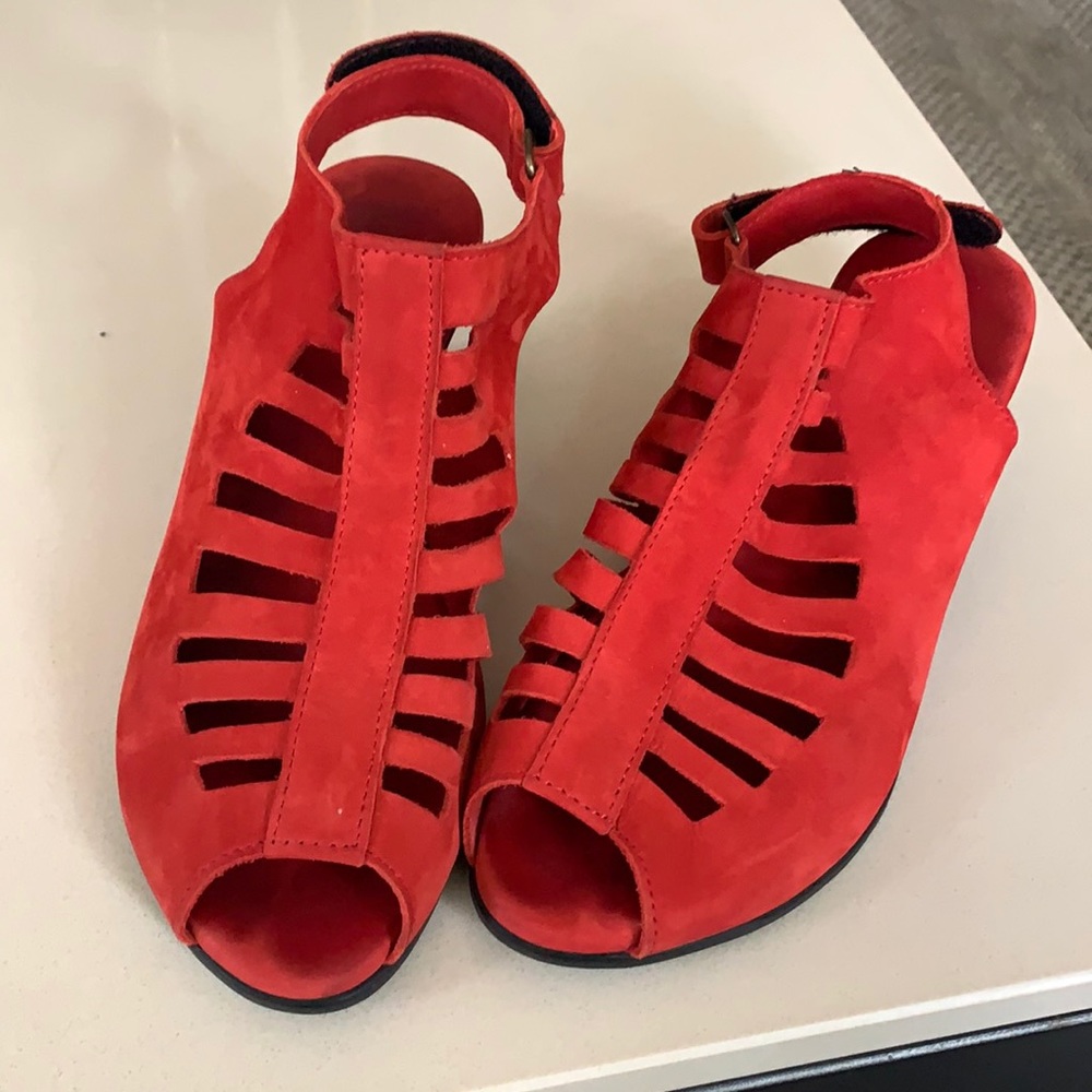 Arche sandals in leather.